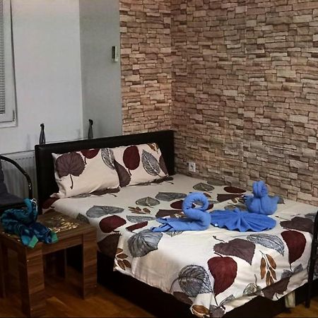 Wonderful Studio Apartment In Skopje Center Exterior photo