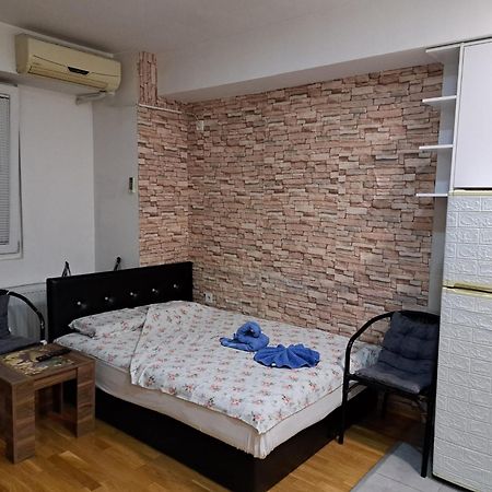 Wonderful Studio Apartment In Skopje Center Exterior photo